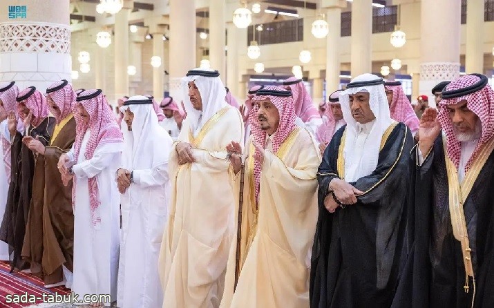 أمير منطقة الرياض يؤدي صلاة الميت على الأميرة العنود بنت سعود بن ثنيان