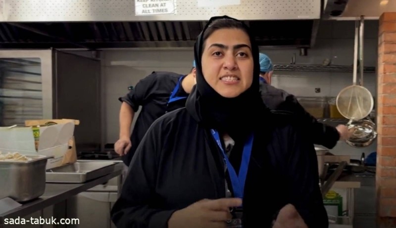 فيديو| سيدة سعودية تطبخ في الحج لـ 2000 شخص يومياً