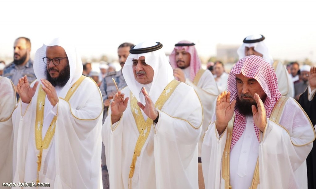 سمو أمير منطقة تبوك يؤدي صلاة عيد الأضحى المبارك مع جموع المصلين