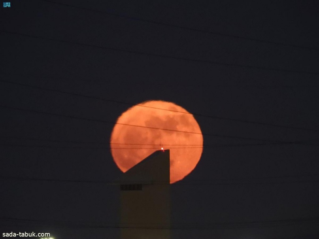 بالصور.. القمر العملاق يزين سماء مدينة تبوك ومدن المملكة