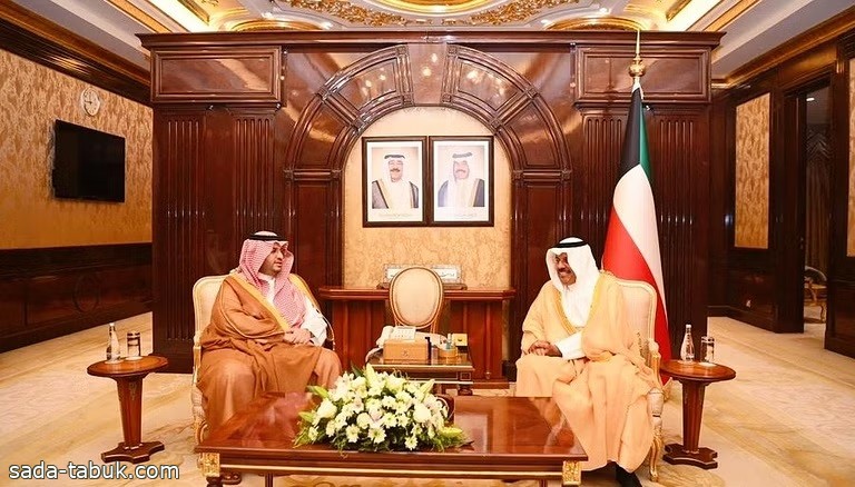 رئيس الوزراء الكويتي يبحث مع الأمير تركي بن محمد سبل تطوير العلاقات بين البلدين