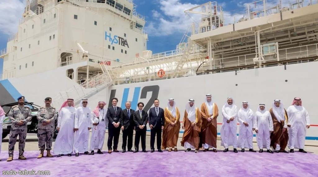 وزير الطاقة ووزير الاستثمار يزوران ناقلة الهيدروجين اليابانية الأولى عالمياً في ميناء جدة الإسلامي