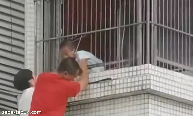 بالفيديو .. لحظة إنقاذ طفل من حريق اندلع في مبنى سكني بالصين