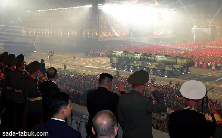 الزعيم الكوري الشمالي يشرف على عرض عسكري يضم مسيّرات جديدة وصواريخ بالستية عابرة للقارات