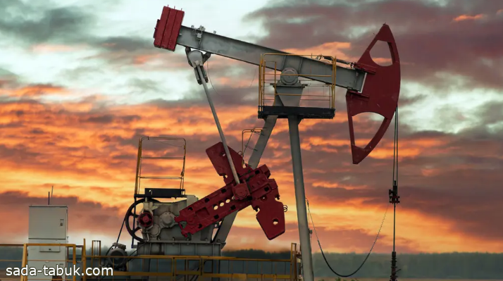 النفط يسجل مكاسب للأسبوع الخامس وسط مؤشرات على شح الإمدادات