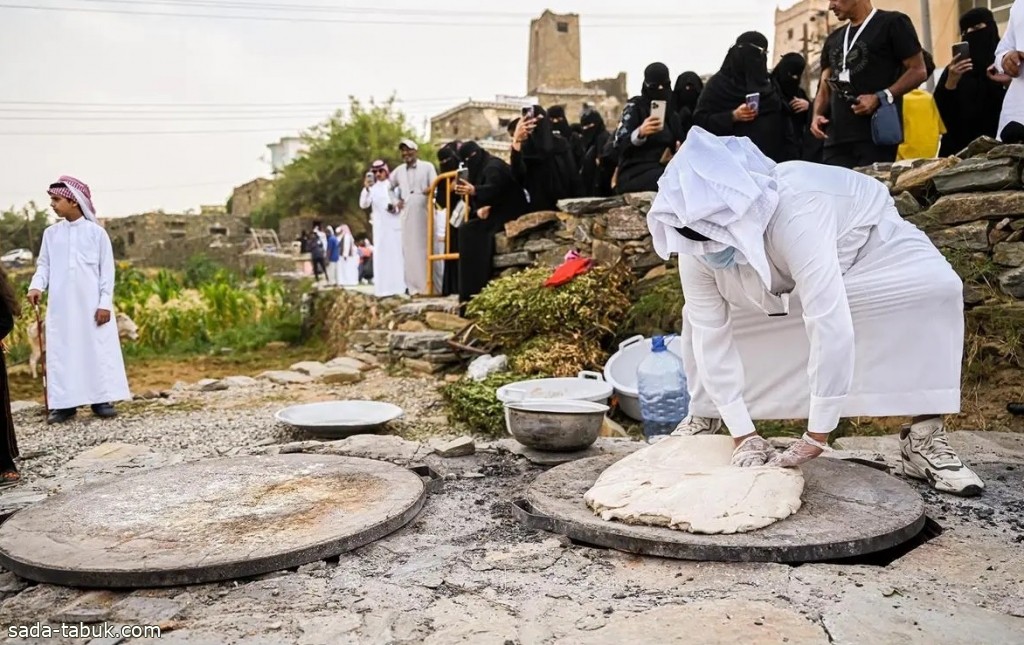 صناعة "الخبزة المقنّاة" تجذب زوار وأهالي مهرجان الأطاولة التراثي بـ الباحة
