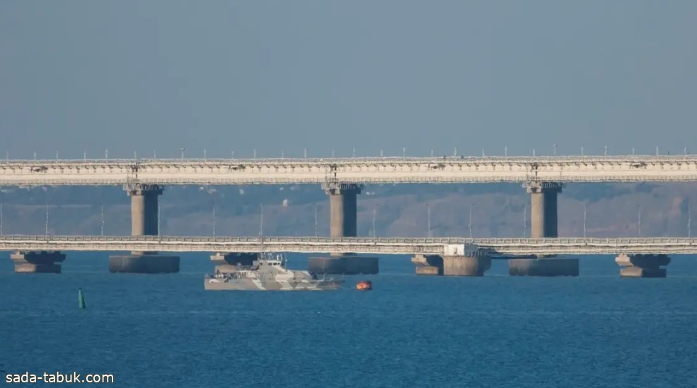 استهدفوا ناقلة في البحر الأسود.. وروسيا: لم يمسوا جسر القرم