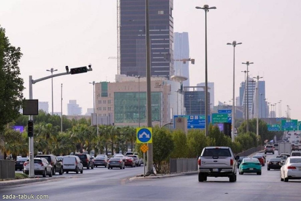 المرور : منع دخول الشاحنات إلى طريق الملك فهد في الرياض