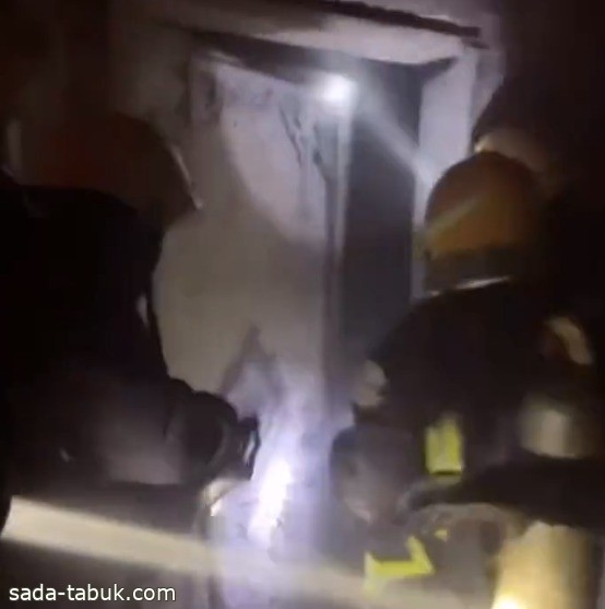 مدني الرياض ينقذ شخصًا احتجز إثر حريق في منزل