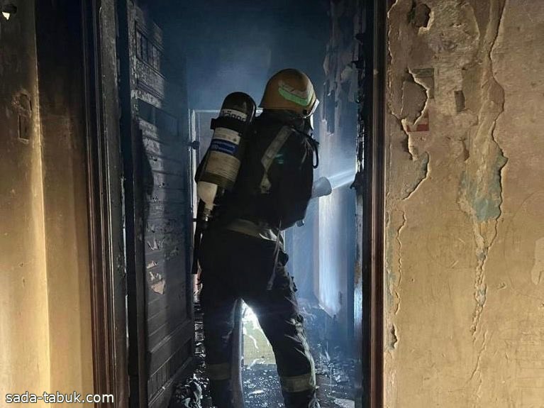 الدفاع المدني ينقذ شخصين إثر حريق شقة في جدة