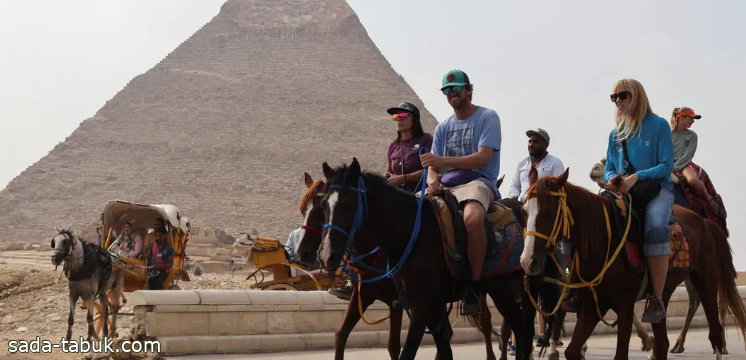 مع ارتفاع العائدات 121%.. هل تحل السياحة أزمة الدولار في مصر؟