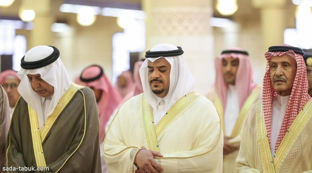 نائب أمير الرياض يؤدي صلاة الميت على الأميرة نوره بنت محمد