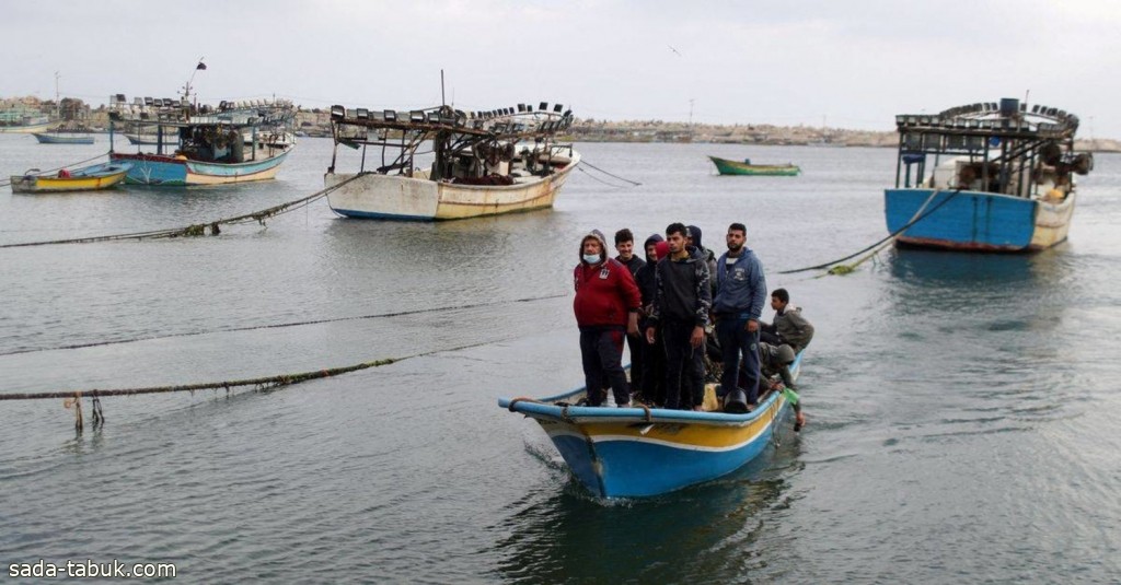 بالرصاص والقنابل .. إسرائيل تطارد مراكب الصيادين الفلسطينيين في غزة