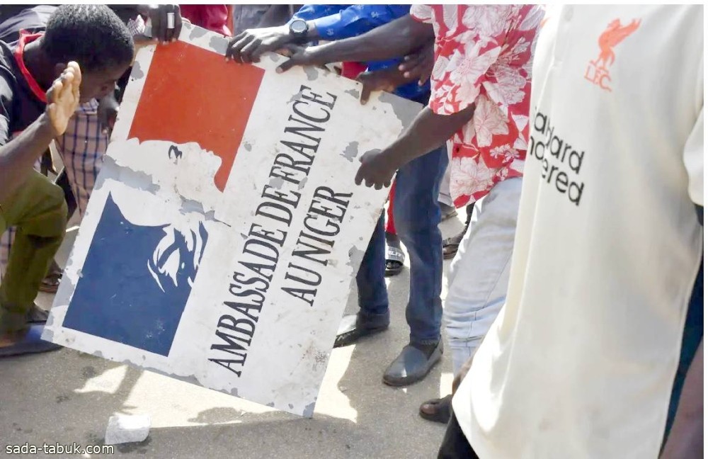 الأزمة تتصاعد.. النيجر : سفير فرنسا لم يعد دبلوماسيا