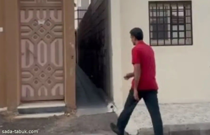 فيديو مؤثر لـ سعودية استقطعت جزءاً من منزلها كممر للمصلين بـ حائل