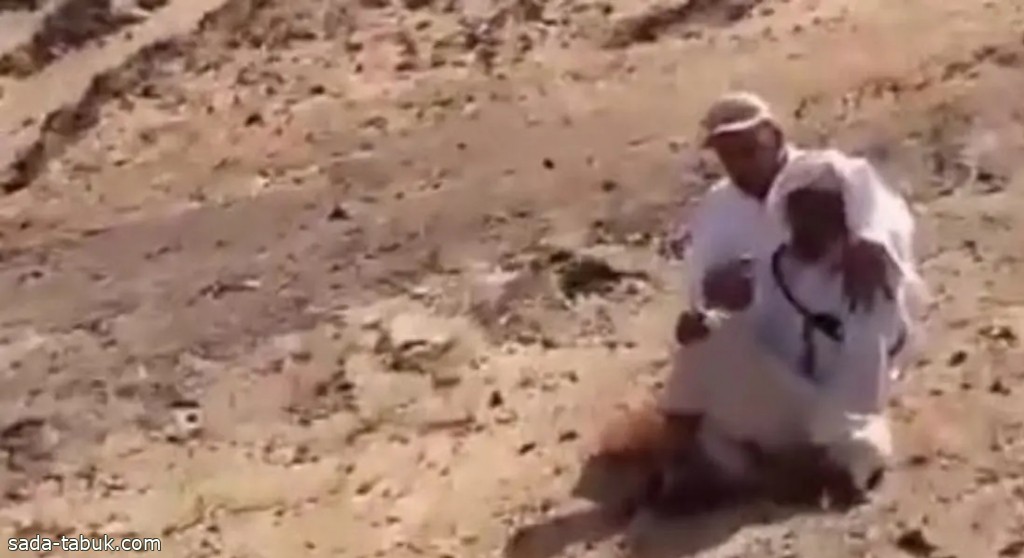 بالفيديو .. لحظة إنقاذ مسن أوشك على الهلاك في الصحراء بتثليث