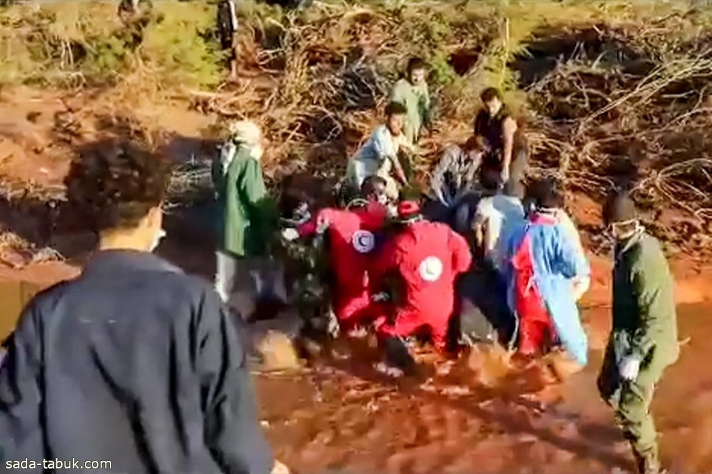 بالفيديو .. كارثة سيول ليبيا : بكاء أب بعد إخراج جثمان ابنه من تحت الركام