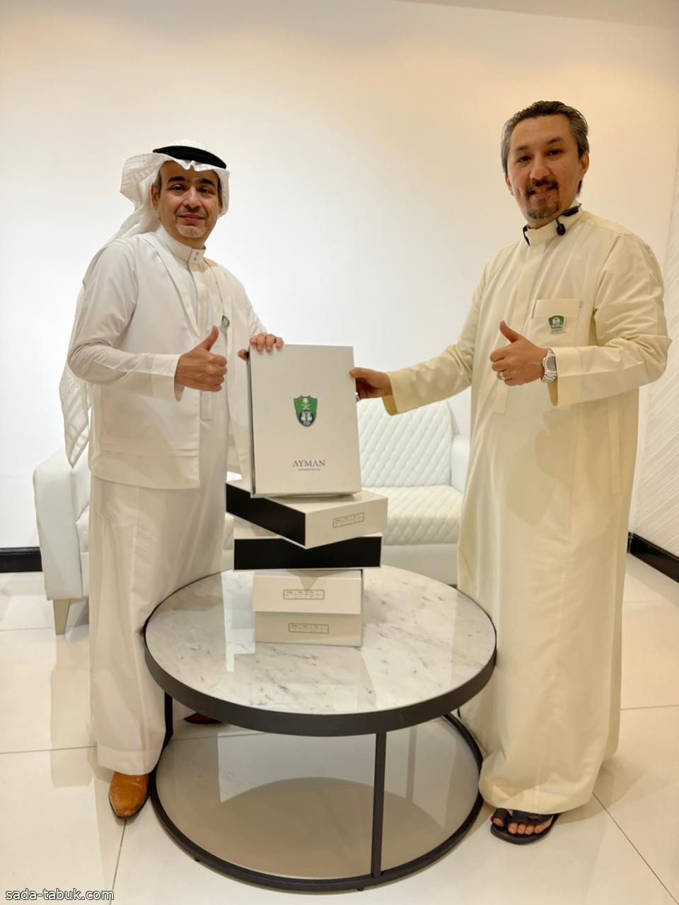 مصمم الأزياء السعودي أيمن الرابغي يدعم رابطة مشجعي الأهلي بـ (30) ثوب أهلاوي