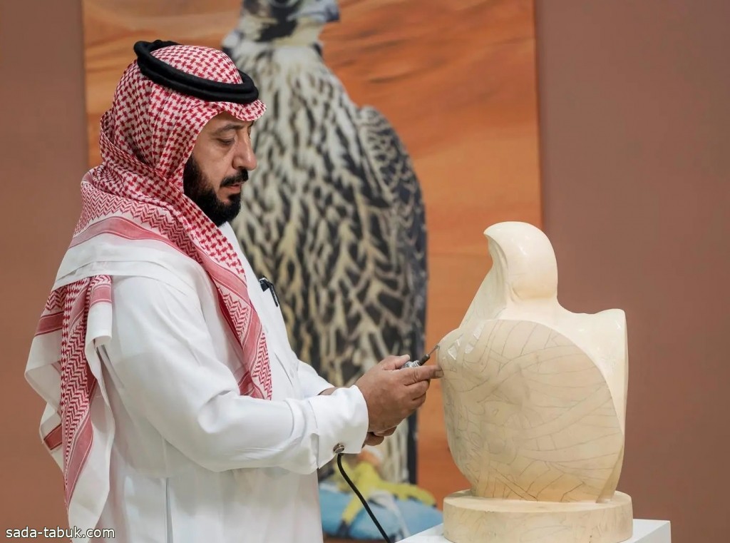 منحوتة لشاهين بنقوش عربية .. تُلفت زوار معرض الصقور والصيد السعودي الدولي 2023