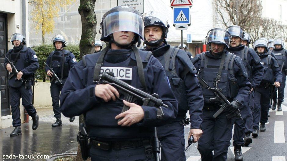 فرنسا ترفع حالة التأهب بعد مقتل مدرّس طعناً