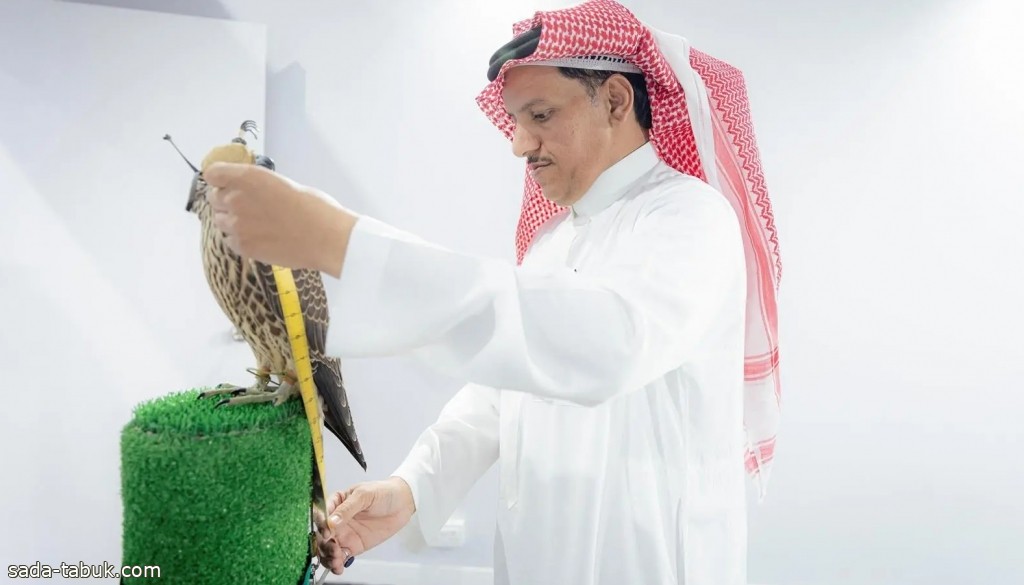 أب وأبناؤه يبيعون ثاني أغلى صقر في النسخة الرابعة لمزاد نادي الصقور السعودي