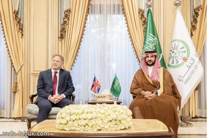 الأمير خالد بن سلمان يستعرض مع وزير الدفاع البريطاني العلاقات الإستراتيجية السعودية البريطانية