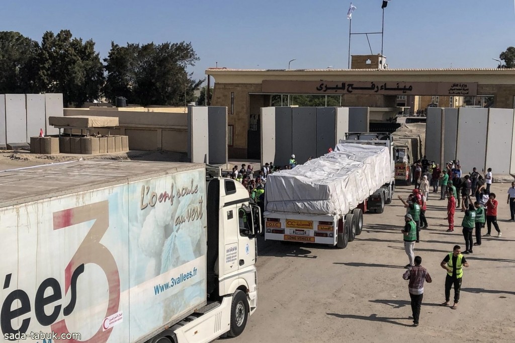إدخال 14 شاحنة مساعدات إضافية إلى غزة عبر معبر رفح
