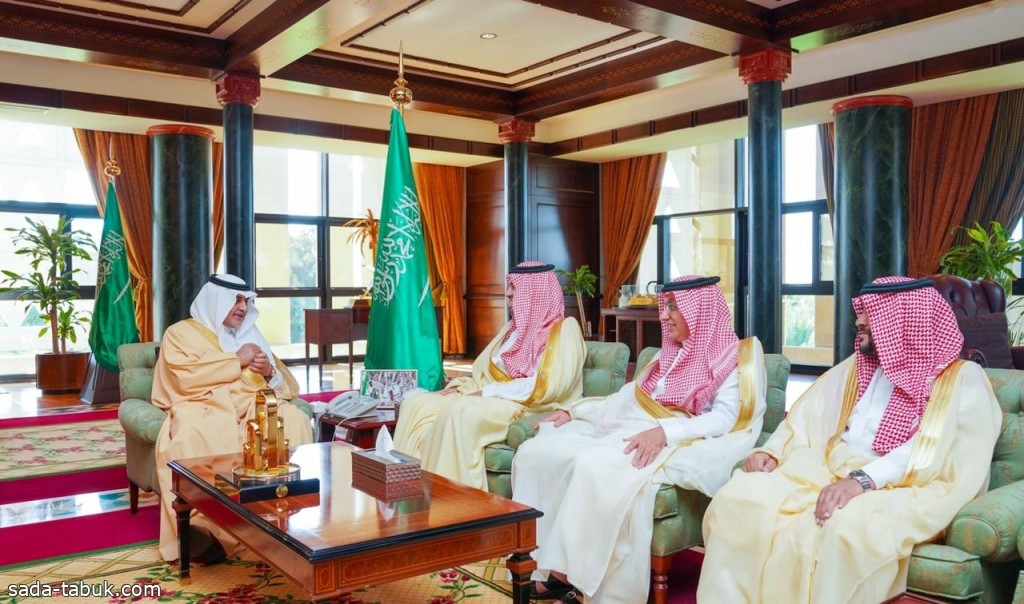 أمير منطقة تبوك يستقبل رئيس الاتحاد السعودي للهجن
