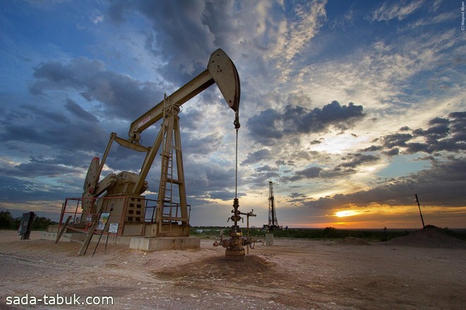 النفط يرتفع بعد التزام السعودية وروسيا بالخفض الطوعي للإنتاج