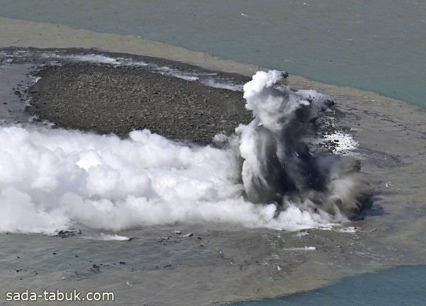 بالفيديو .. اليابان : ظهور جزيرة جديدة بعد ثوران بركان تحت سطح البحر
