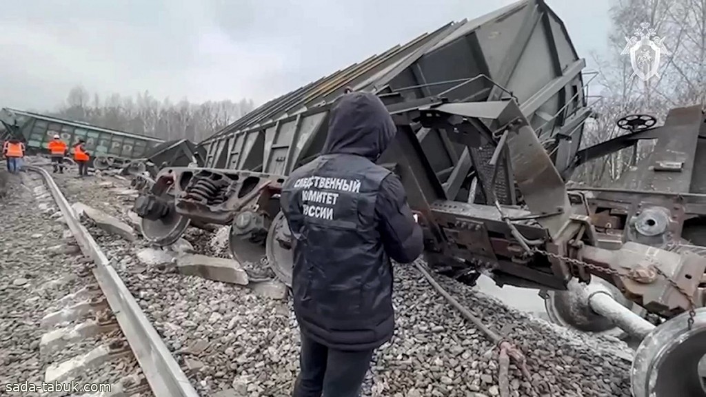بالفيديو .. روسيا تشتبه في عمل إرهابي بعد خروج قطار شحن عن مساره