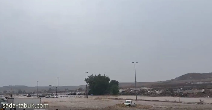 لقطات لجريان السيول بطريق مكة القديم في جدة