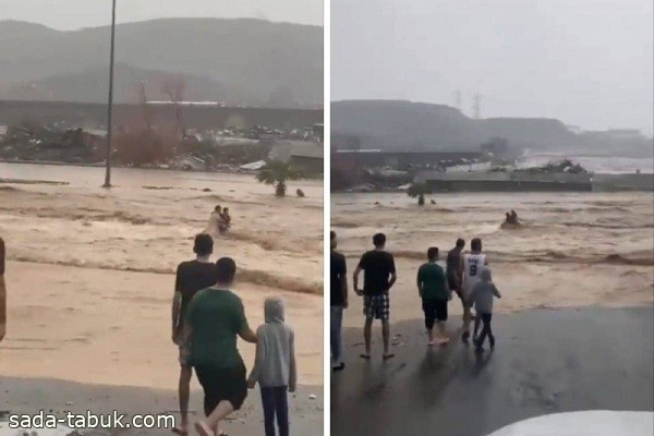 أمسكا ببعضهما .. فيديو| مياه السيول تجرف شخصين في محافظة جدة