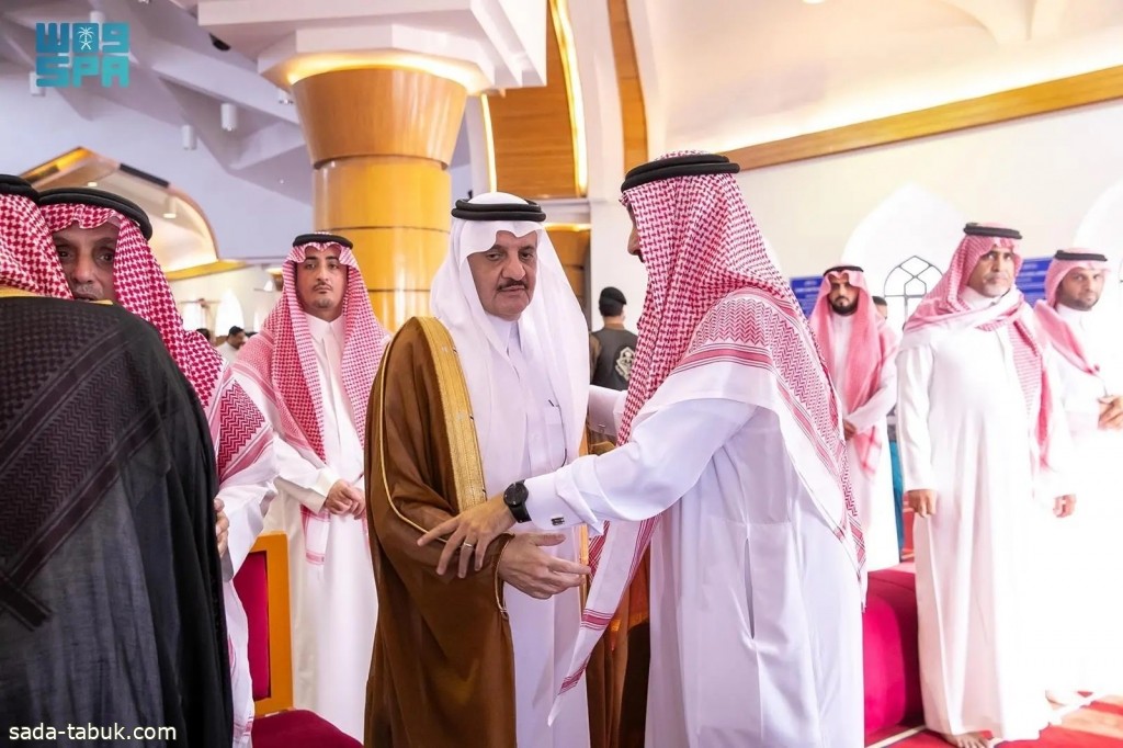 أمير الشرقية يؤدي صلاة الميت على الأميرة نورة بنت سعود بن عبدالله بن جلوي