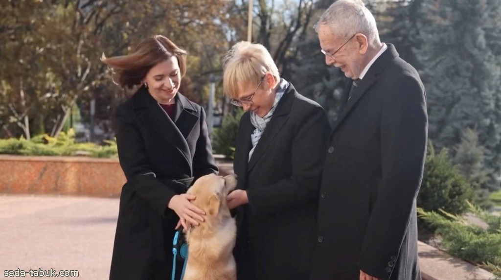 بالفيديو .. كلب رئيسة مولدافيا يعض رئيس النمسا خلال زيارة رسمية