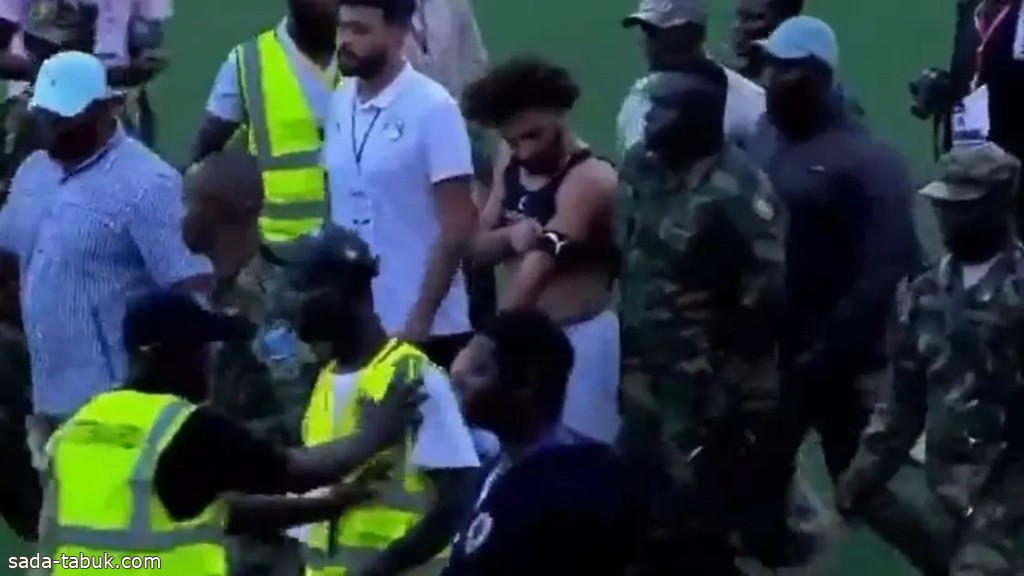 محمد صلاح يغادر الملعب تحت حماية الجيش بعد تصرف "غريب"