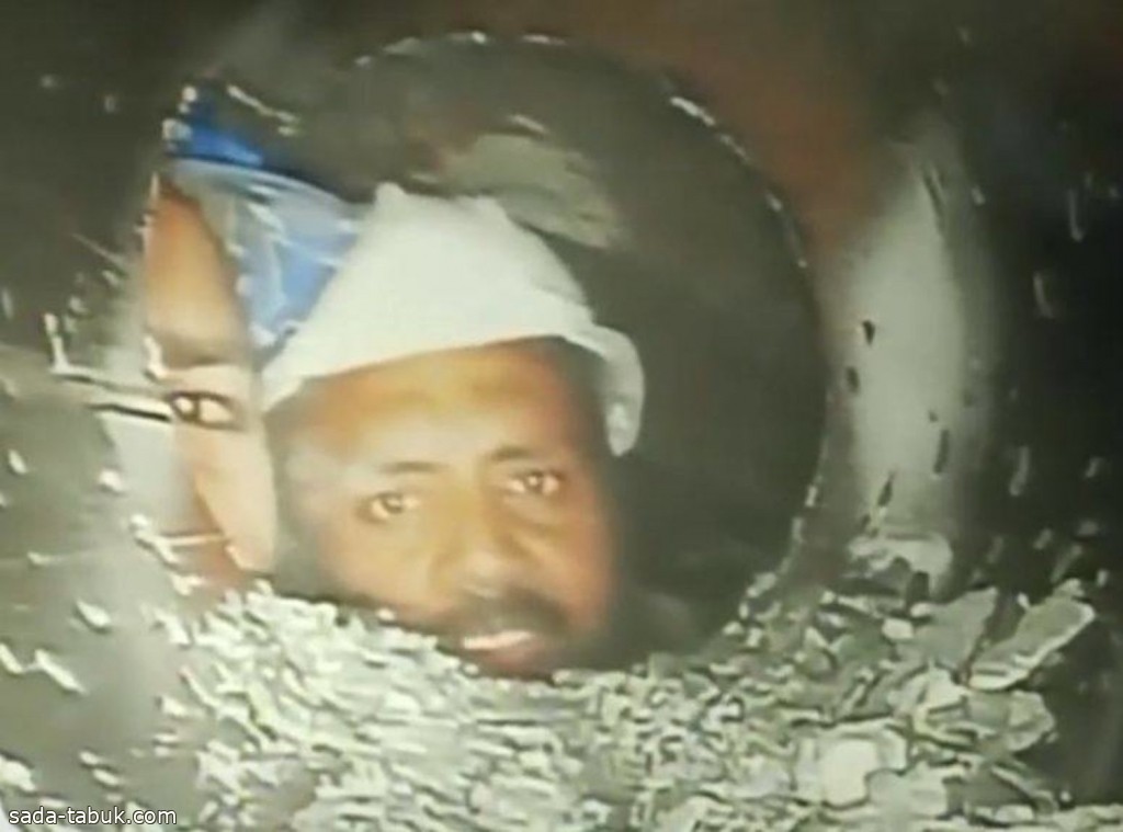 بالفيديو .. كاميرا ترصد العمال العالقين منذ 10 أيام في نفق منهار بالهند