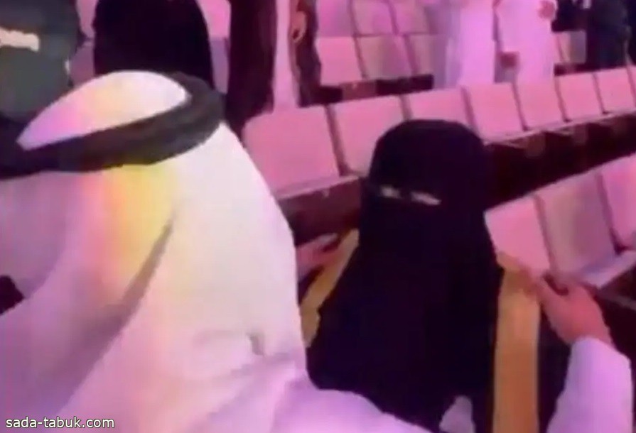 طبيب سعودي في حفل تخرجه يهدي والدته بشتاً لهذا السبب