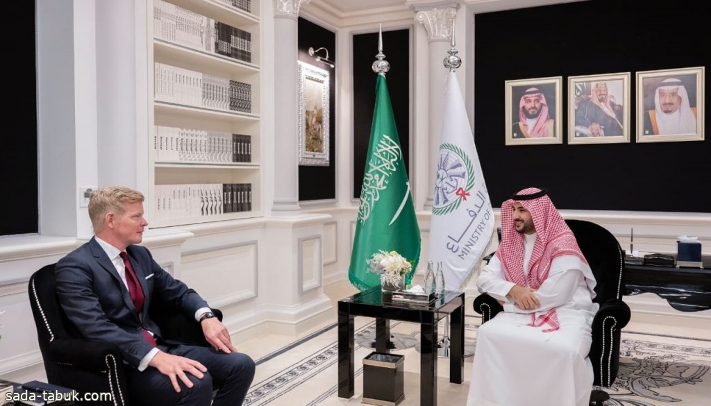 الأمير خالد بن سلمان يلتقي المبعوث الأممي لليمن ويستعرضان جهود المملكة لدعم السلام