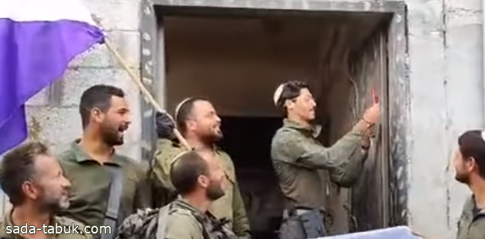 جنود الاحتلال يضعون (المزوزا- מזוזה) على بيت فلسطيني في غـ زة..