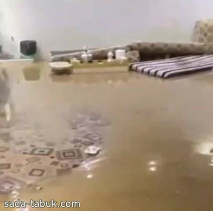بالفيديو .. مياه الأمطار تداهم عدد من الأحياء في عرعر
