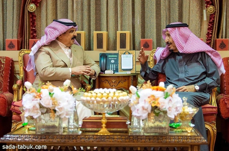 خادم الحرمين لـ ملك البحرين : نشيد بتميز العلاقات الأخوية التي تربط البلدين والشعبين الشقيقين