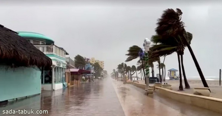 عاصفة تغرق فلوريدا الأمريكية بالأمطار وتلغي الاحتفالات بالعطلات