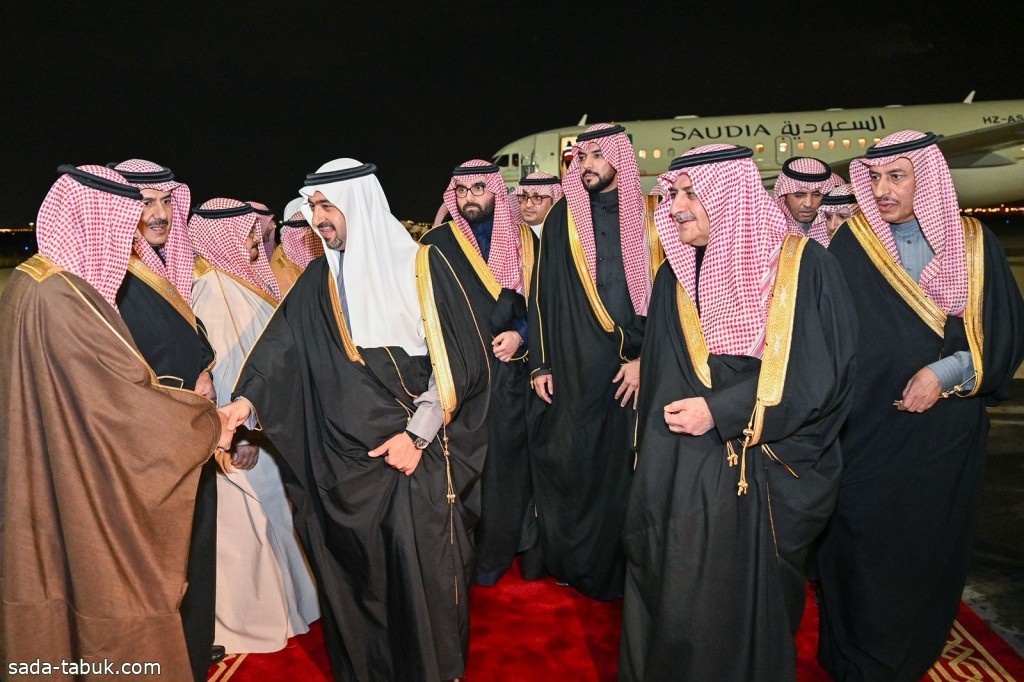 أمير منطقة تبوك يستقبلُ سموَّ نائبِه في مطار الأمير سلطان بن عبدالعزيز بتبوك