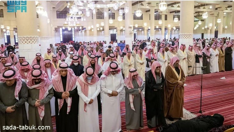 أمير الرياض يؤدي صلاة الميت على العنود بنت سعود ووالدة الجوهرة بنت عبدالله