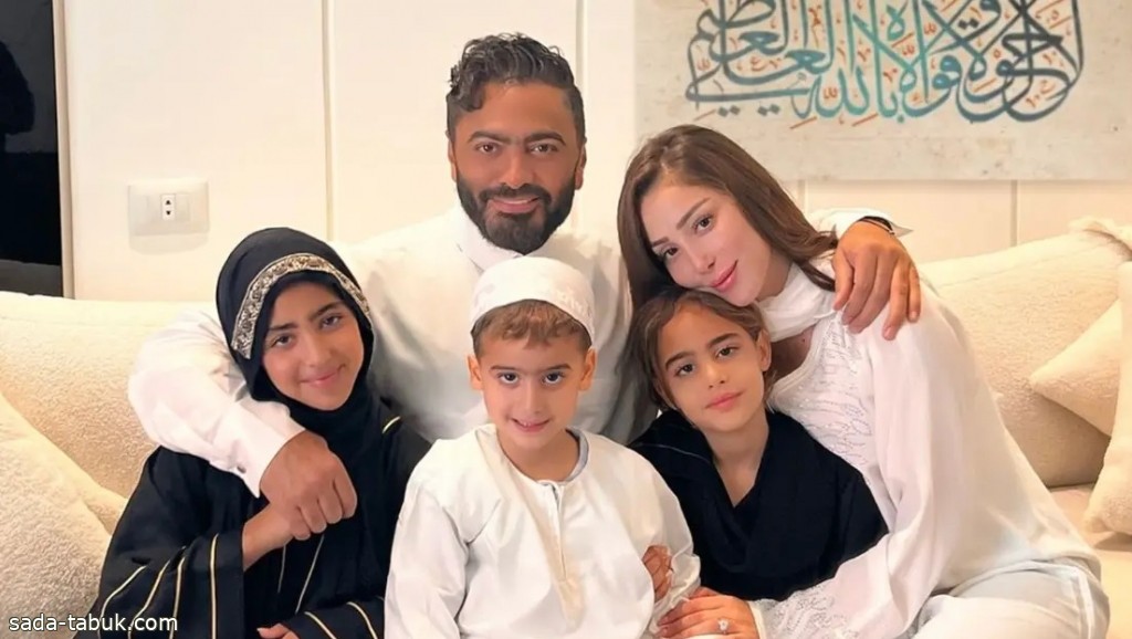 تامر حسني يثير الحيرة بصورة "عائلية" مع بسمة بوسيل