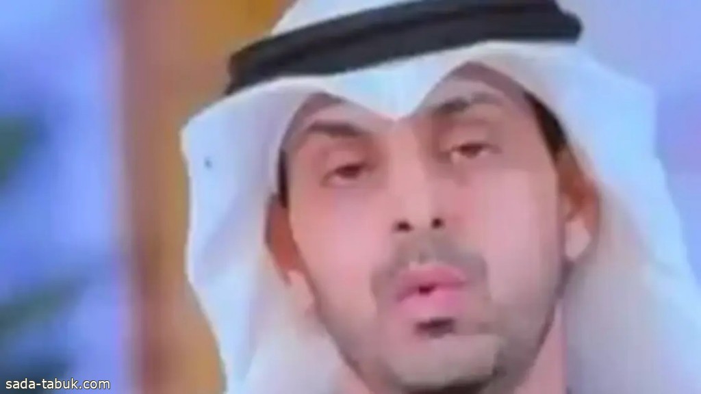 ذباب يملأ رأس مذيع كويتي على الهواء .. فيديو يثير موجة انتقادات