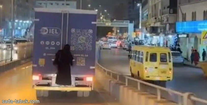بالفيديو .. مشهد غريب .. سيدة متعلقة على سيارة نقل في الرياض