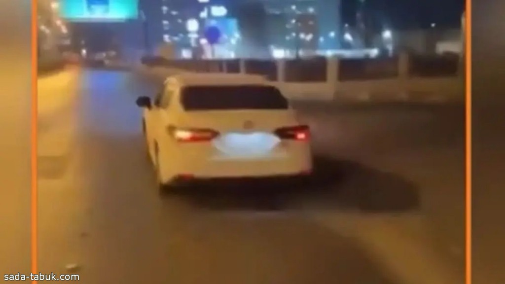 فيديو متهور .. شاب سعودي ترك سيارته تنطلق وترتطم بعمود !