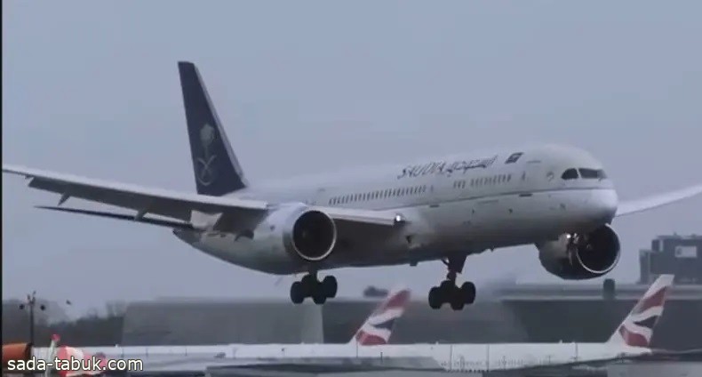 طيار سعودي يتحدى الرياح وسط عاصفة هائلة ويهبط !